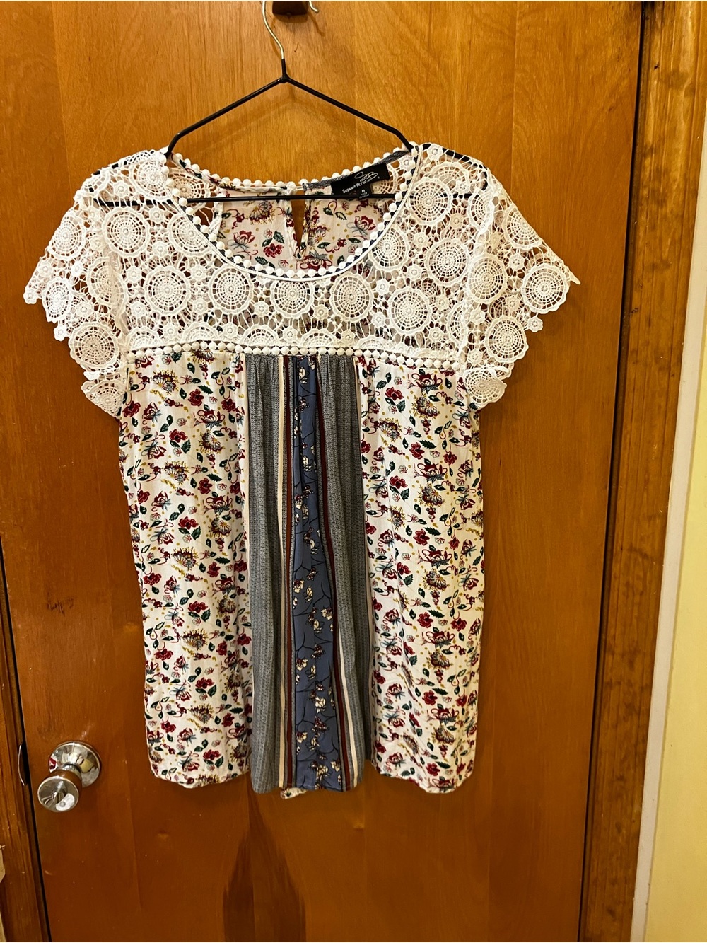 Beautiful Floral Suzanne Betro Short Sleeve Blouse White Lace Yoke Medium